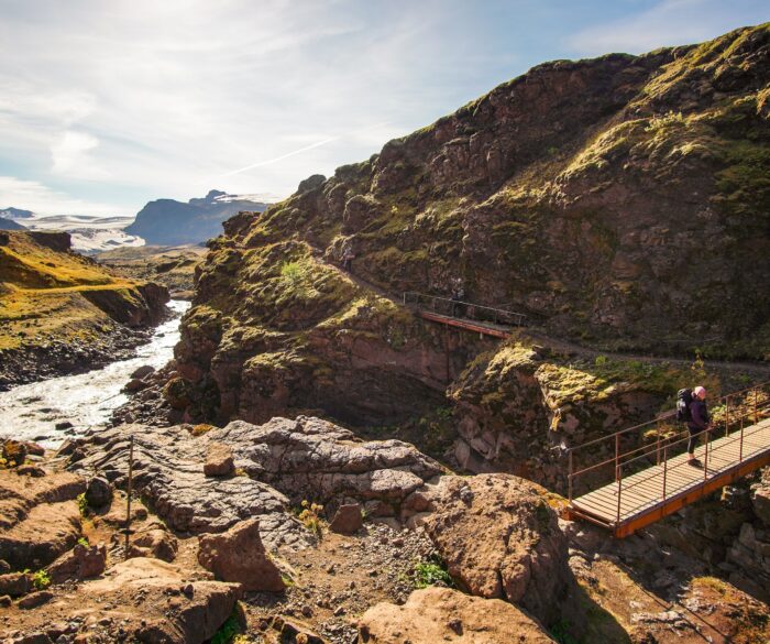 Die zwei kleinen Brücken in der Schlucht des Flusses Syðri-Emstruá. Auch ohne die Drahtseile kommen wir sicher auf der anderen Seite an.